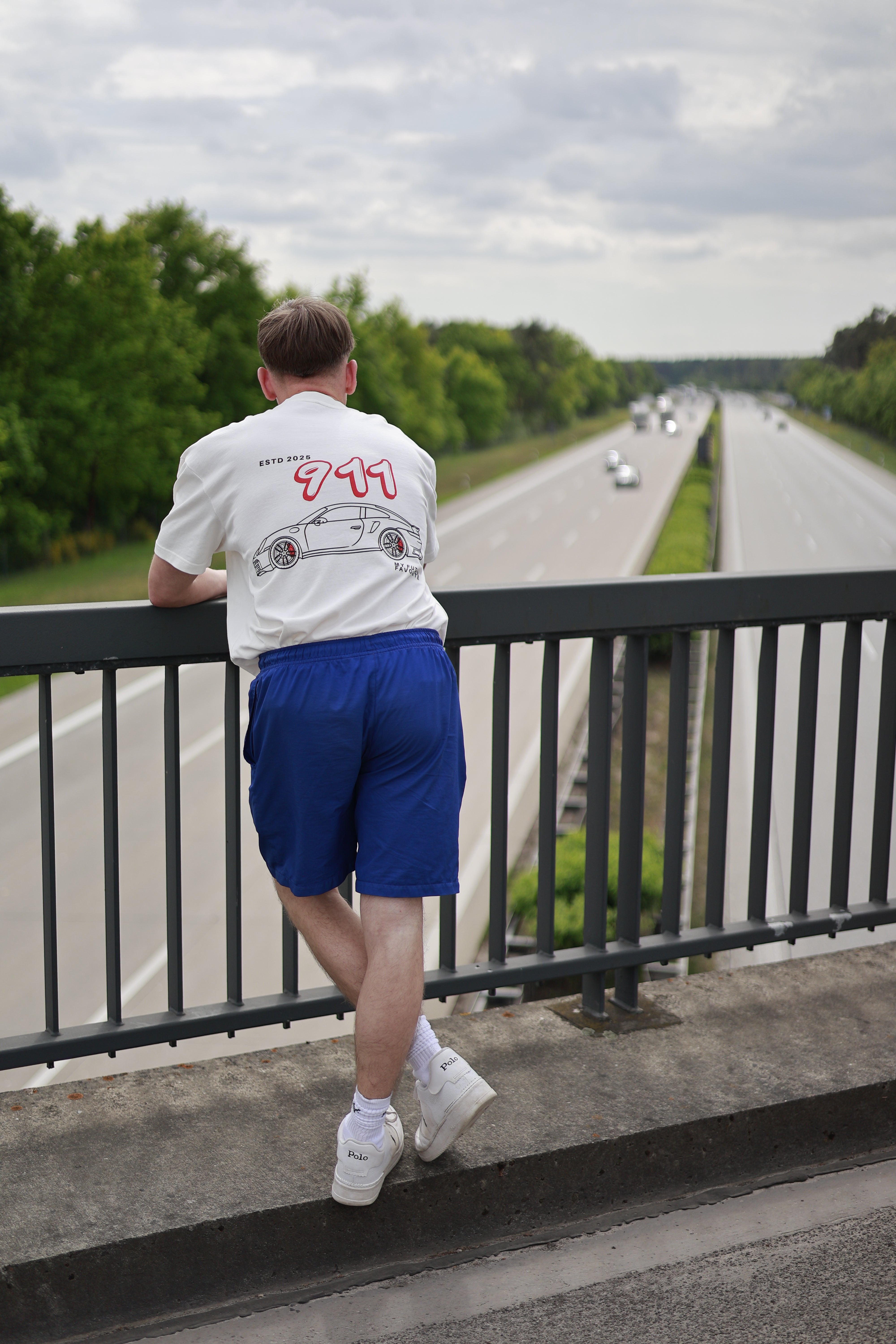 VICTORY Oversized T-Shirt 911