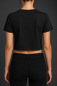 Schwarzes FAVR Logo Cropped T-Shirt am Model – Rückansicht