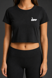 Schwarzes FAVR Logo Cropped T-Shirt am Model – Vorderansicht