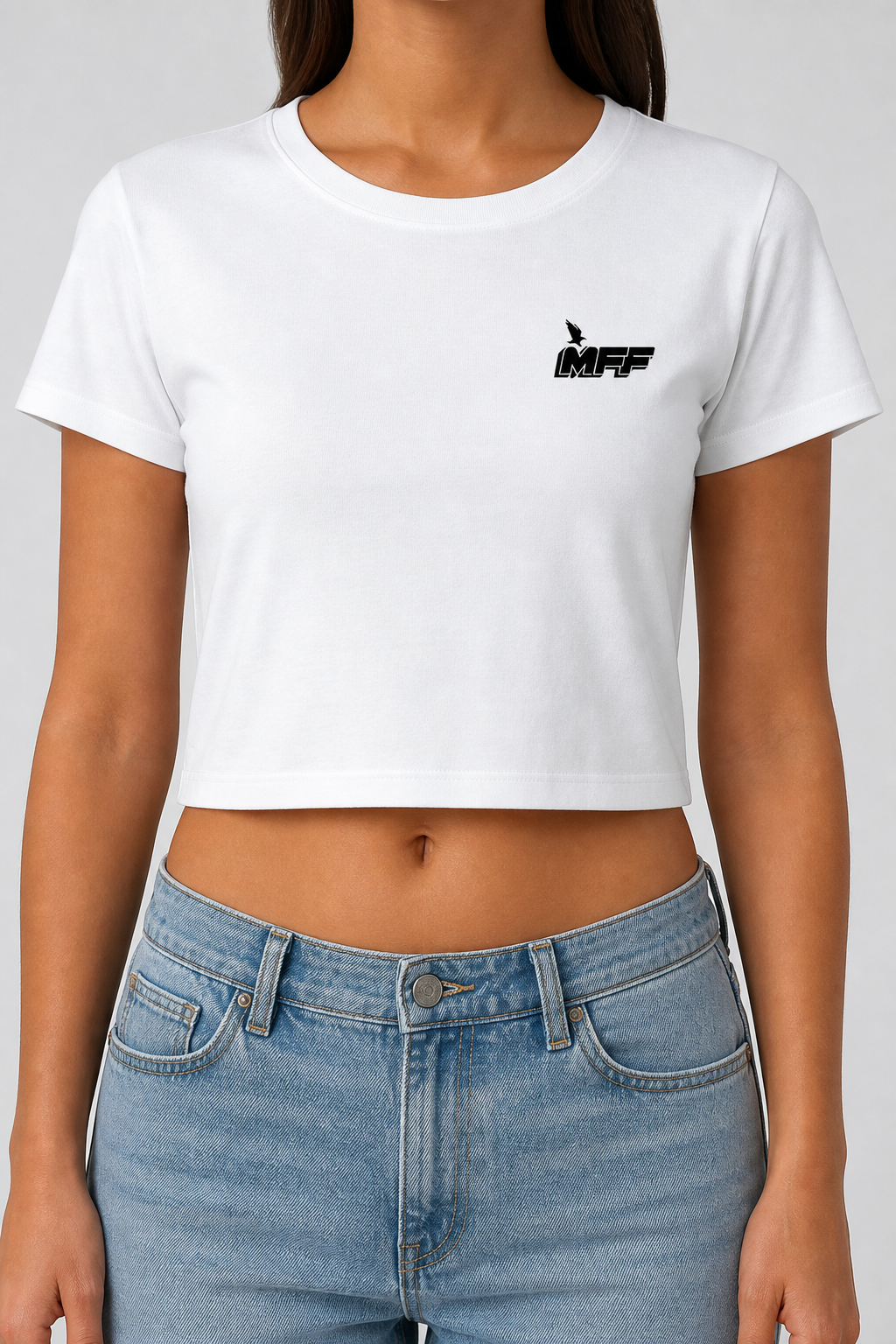 Weißes FAVR Logo Cropped T-Shirt am Model – Vorderansicht