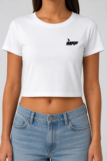 Weißes FAVR Logo Cropped T-Shirt am Model – Vorderansicht